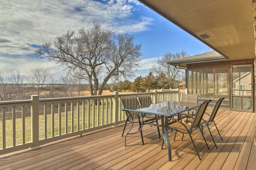 NEU! Privates Milford Lake Haus am Wasser mit Deck! - Image 1