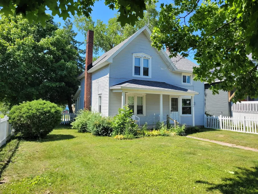 Centennial House - Great Location with Lakeview! - Image 1