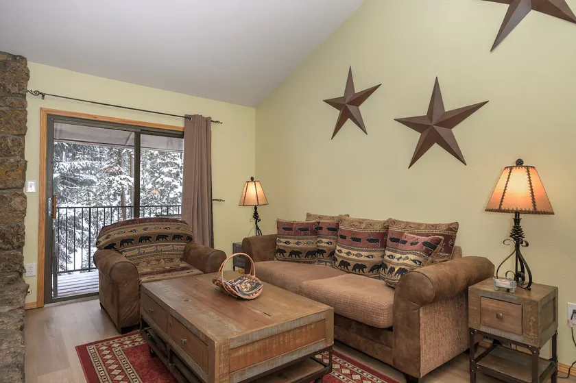 Lux & modern 1 bedroom - vaulted ceilings, close - Image 1