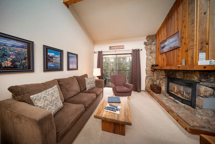 Ideally located at BV, large 2 bedroom vaulted - Image 1