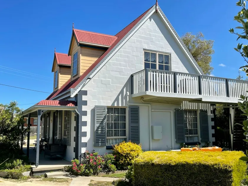 3 Bedroom Attic Spa Cottage - Adjacent the Beach - Image 1