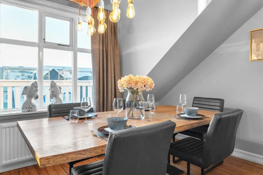Bright penthouse on the main street - Image 1