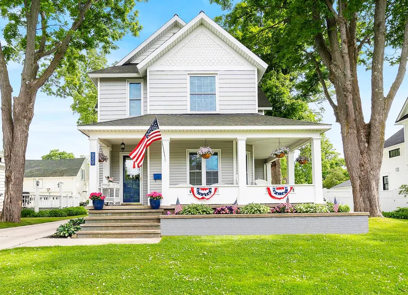 Beautifully Renovated Home, Blocks from Restaurants and Entertainment! - Image 1