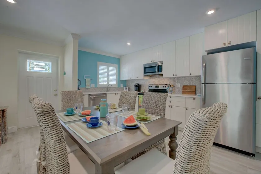 LuLu's Loggerhead Renovated | Walk to Siesta Key Beach | Heated Pool | Beach Gear Included! - Image 1