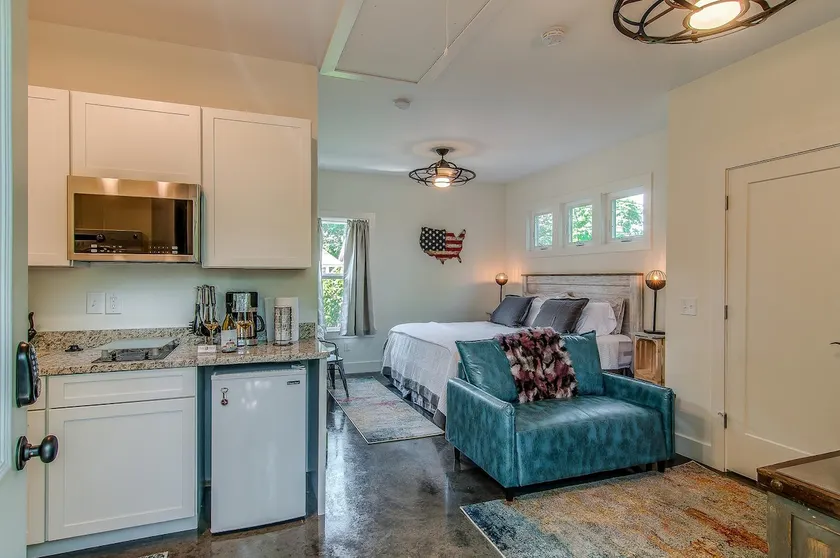 Rustic Studio Walkable to Music Row! by Stay Local Nashville - Image 1