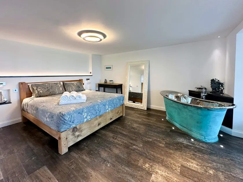 Silver Sea - features freestanding air-spa bath - Image 1