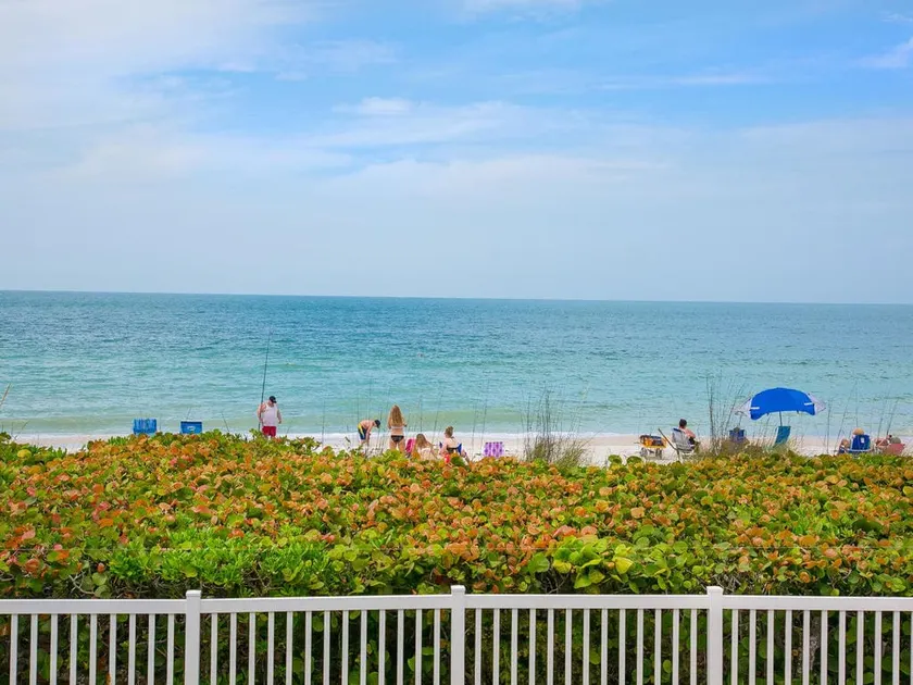 Komplett renovierte Wohnung direkt am Strand.<br><br>Buchen Sie vom 2. September bis zum 12. Oktober über VRBO und erhalten Sie bei Beach Bums einen Golfwagenverleih zum halben Preis mit dem Verleih von zwei oder mehr Fahrrädern. Erkundigen Sie sich na... - Image 1