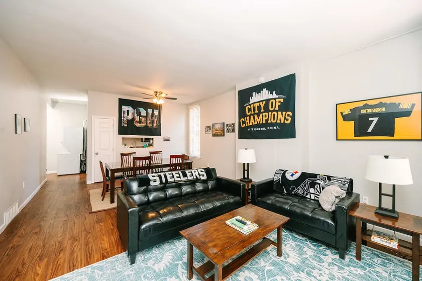 Pittsburgh's Sports Suite- FREE driveway Parking - Image 1