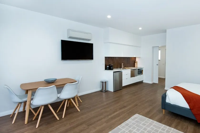 Queen Studio Apartment Accessibility ”Jury Room” - Image 1