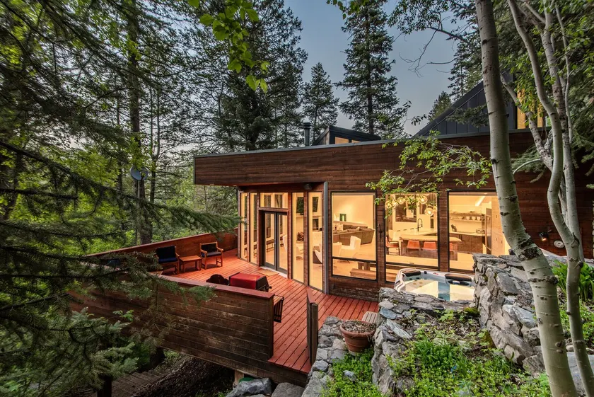 Modernes Baumhaus - einzigartiges zeitgenössisches Haus im Wald, Whirlpool, Kamin, Spielzimmer - Image 1