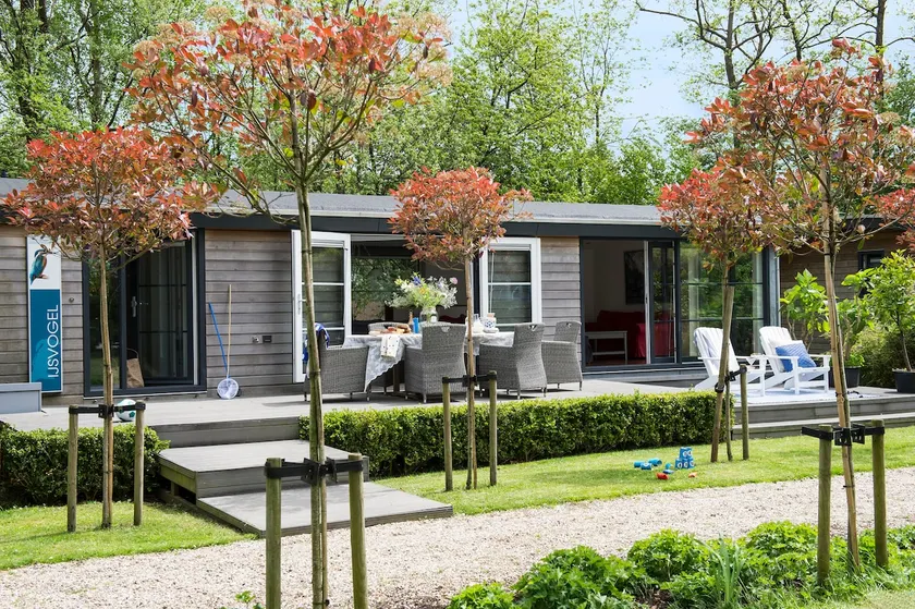 Watervilla in Loosdrecht with terrace - Image 1