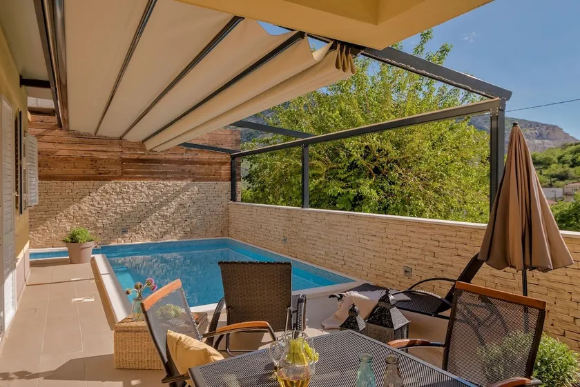 Villa Le Lu i Žrnovnica; Udestående villa med poolen - Image 1