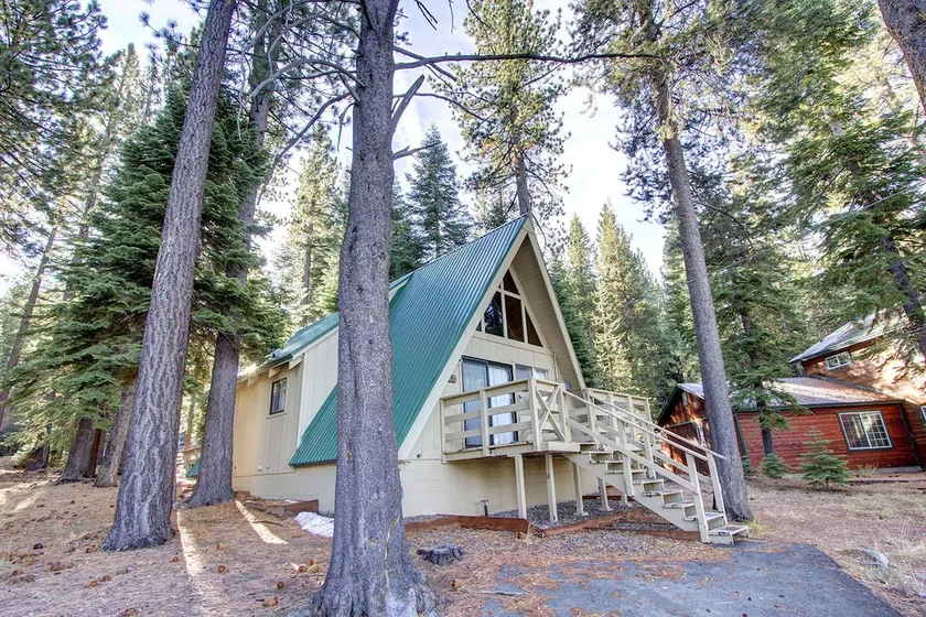 Lodgepole Chalet 3 Bedroom Home by RedAwning - Image 1