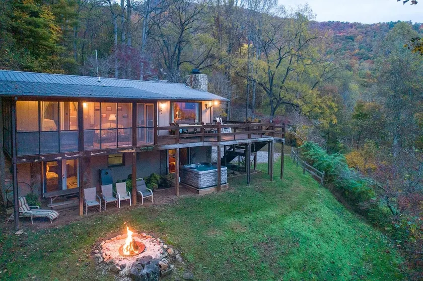 Tree Tops - Mountain home with view and a hot tub! - Image 1