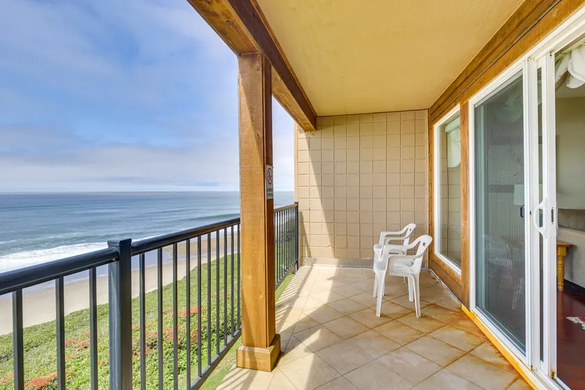 NEU! Resort Condo mit Patio-Schritten zum Lincoln Beach! - Image 1