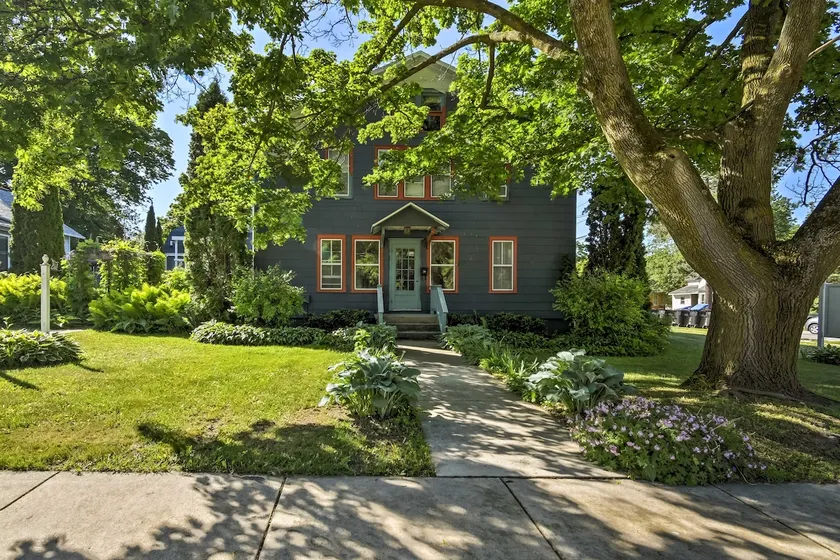 Walk to Dtwn Shops & Eats: Sturgeon Bay Retreat - Image 1