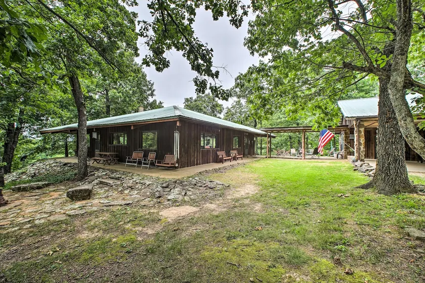 'Pine Lodge Cabin' on 450 Acres in Ozark Mountains - Image 1