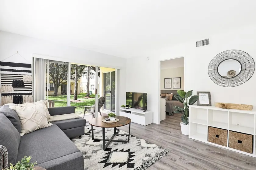 260A – Modern Magnolia • No Stairs + Free Parking - Image 1