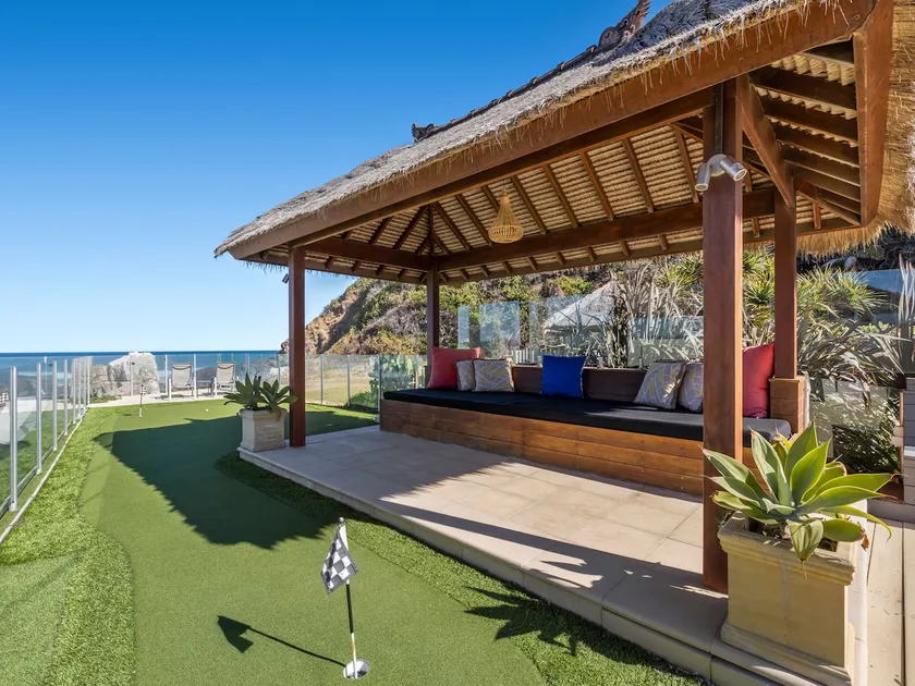 Absolute Beachfront Home con piscina e spa ideale per famiglie - Image 1