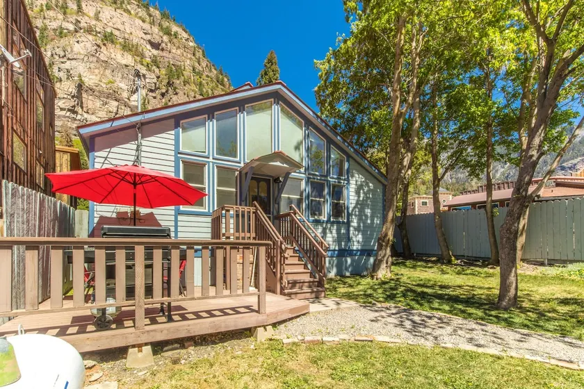 Downtown Bungalow! Pet Friendly with Sunroom - Image 1