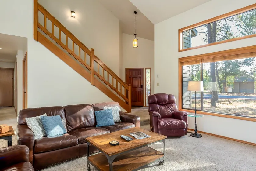 Walk to Deschutes River, 4 chambres, 2 niveaux, bain à remous, foyer au bois- HUMM21 - Image 1