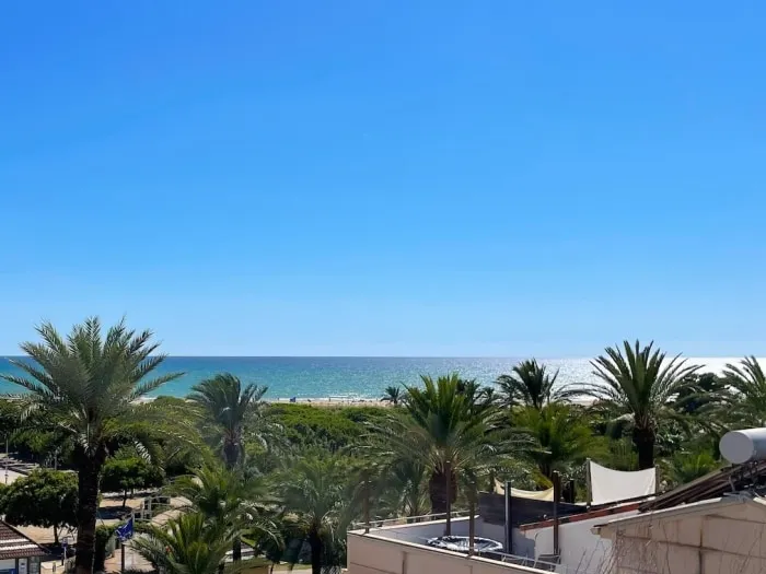 Beachfront apartment with ocean views - Image 1