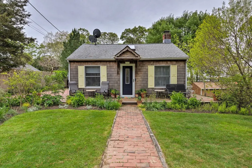 Cute East Hampton Cottage w/ Patio - Walk to Beach - Image 1