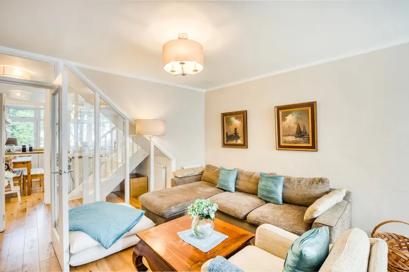 Spacious 4BR Home In Brixton with Garden - Image 1