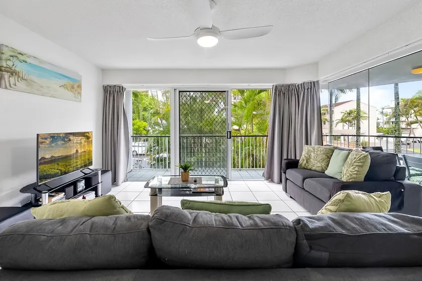 Central, neat and affordable 2 bed apartment - Image 1