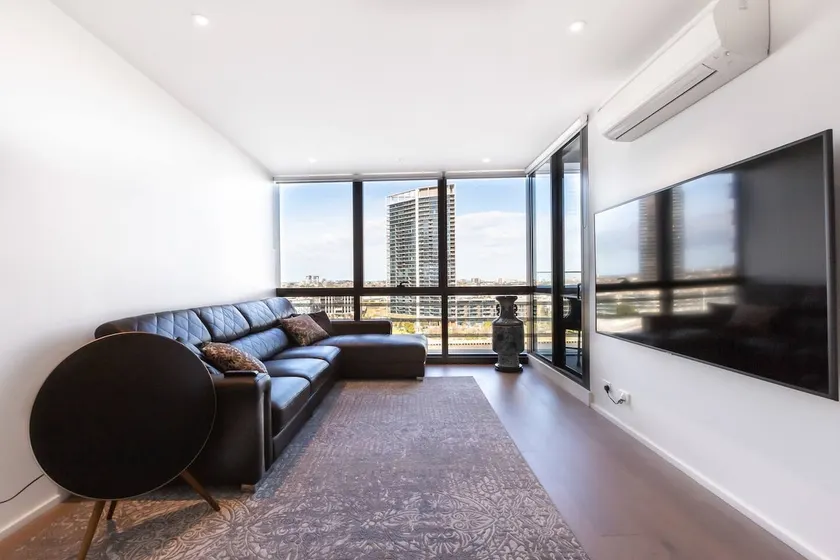On the River - A Resort-style Retreat in Docklands - Image 1