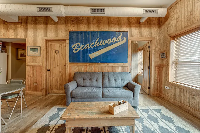 Ina's Beachwood Inn In the Heart of Wicker Park - Image 1