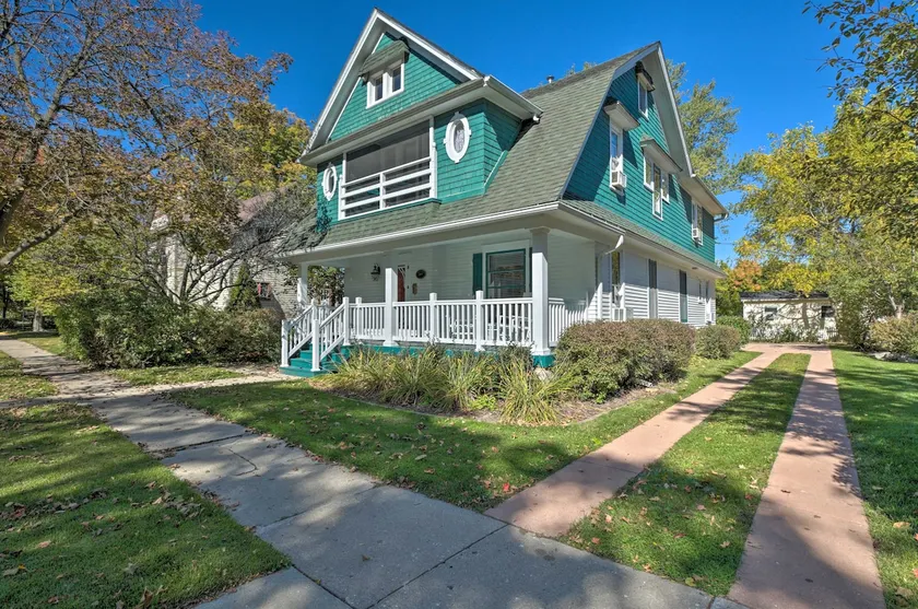 Luxe Lake Geneva Retreat in Downtown! - Image 1