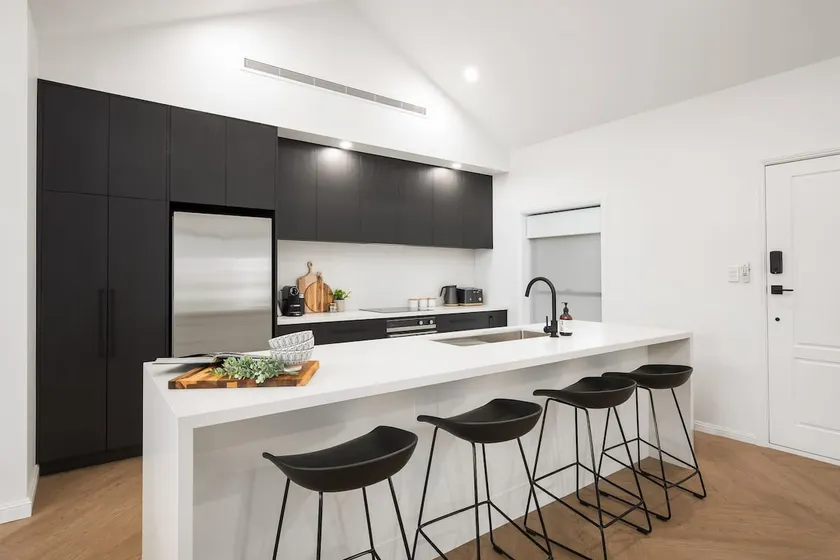 Abode Accommodation  - Luxury in the Heart of Mount Gambier - Free wifi - Park Views - Image 1