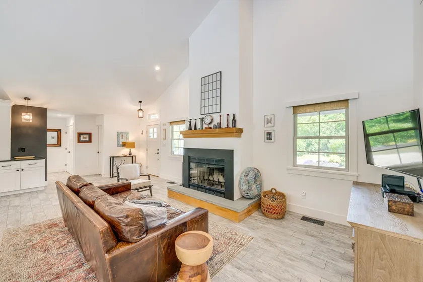 Distinctive Hamptons Home w/ Pool Near Bay, Ocean - Image 1