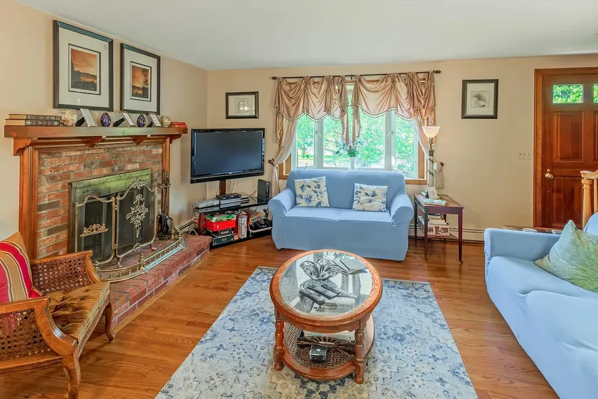 Walk to Beach & Main St: Dog-Friendly Cape Cod Gem - Image 1