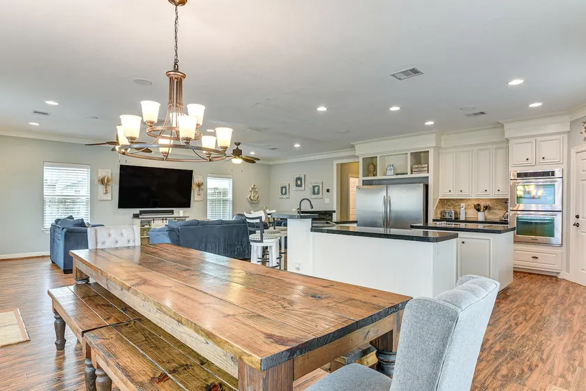 Steps to Surfside Beach: Large Group Gulf Retreat - Image 1