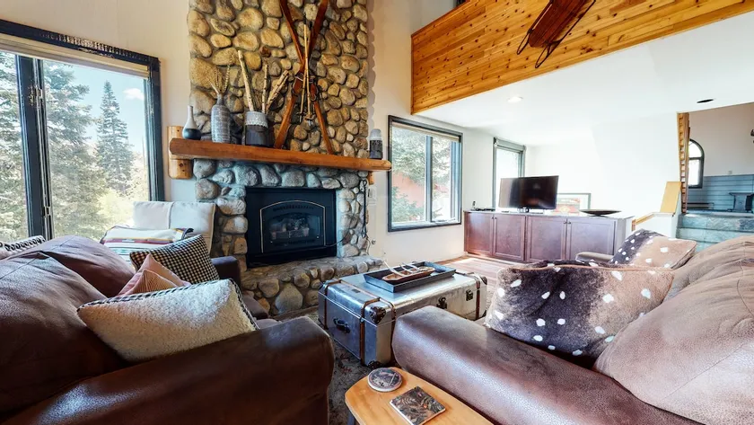 Bridges Townhome 5 Large, Remodeled Mountain View Townhome with Private Jacuzzi, Steps to Eagle Lodge - Image 1