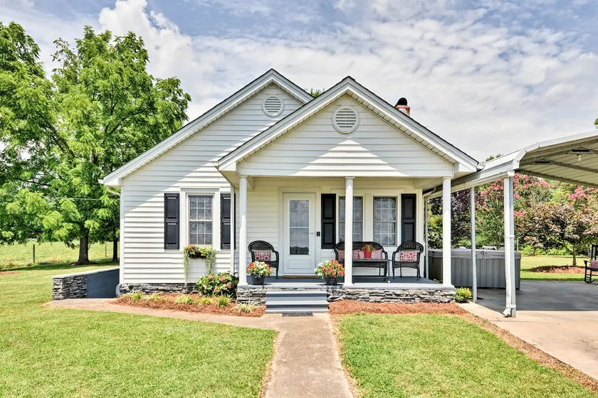 NEU! Malerisches Elkin 'Shady Oaks Farmhouse' mit Whirlpool - Image 1