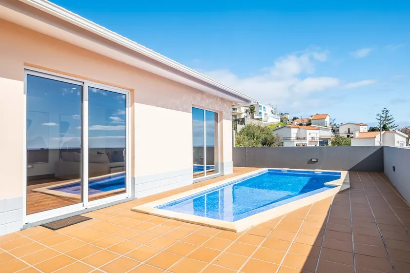 Appartement de vacances avec barbecue, piscine privée et jardin | Vue piscine - Image 1