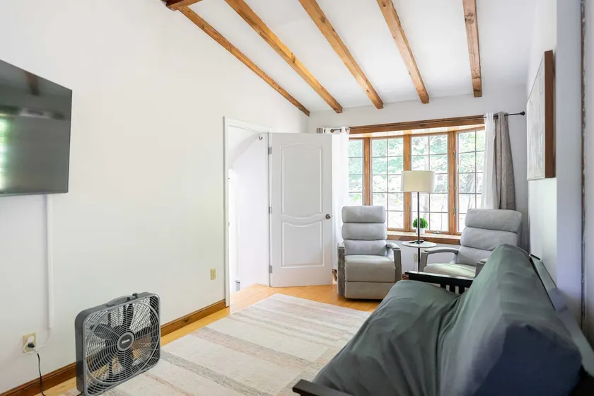 Spacious 4 bedroom home with large yard - Image 1