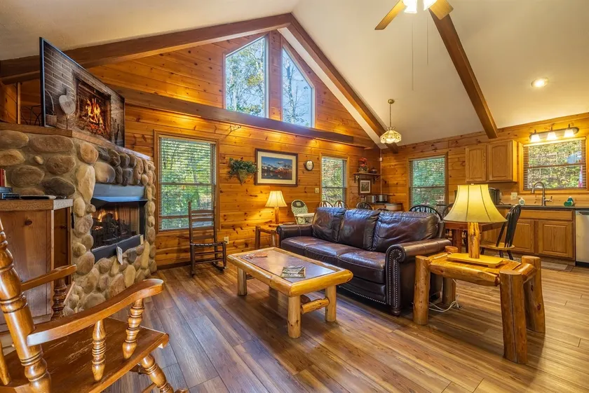 Bluebird Cabin (Hocking Hills area) - Image 1