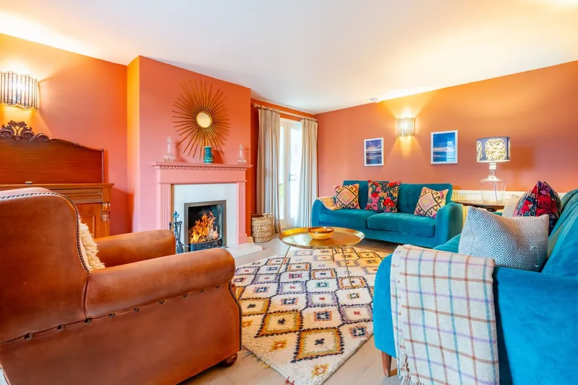Una bella casa indipendente moderna in mattoni e pietra focaia in una posizione tranquilla. - Image 1
