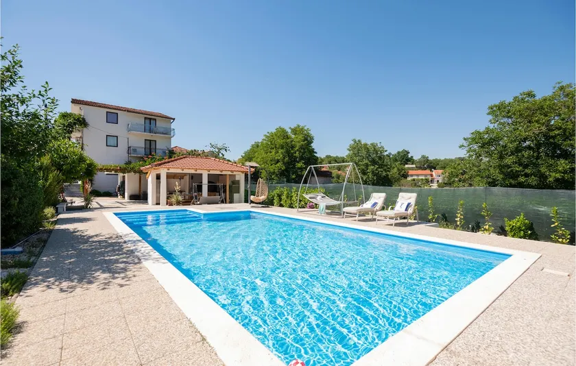 6 bedroom pet friendly home in Zmijavci - Image 1