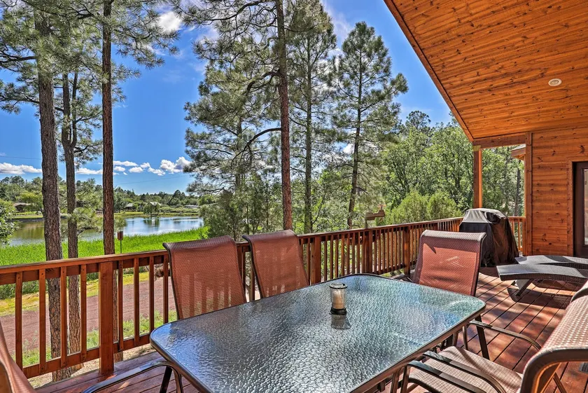 ¡NUEVO! Lakefront Cabin w / 3 cubiertas y vistas increíbles! - Image 1