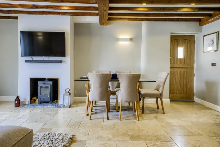 Cosy 2-Bed Cottage 10 min to Warwick w/ a hot tub! - Image 1