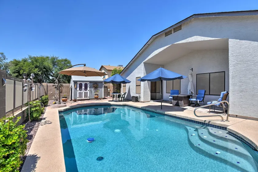 Walk to NFL Games: Glendale Home Near Golf - Image 1