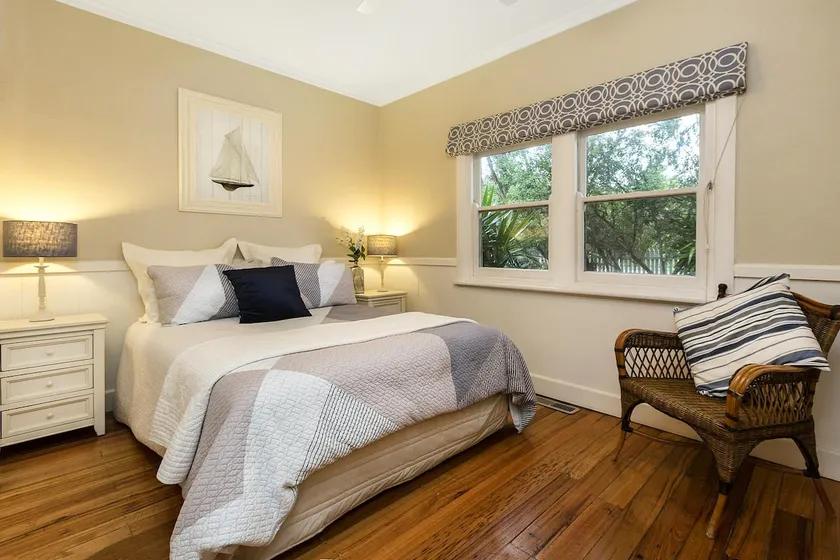 The Sandpiper - 250m from the bay beach. - Romantic Cottage Escape - Image 1