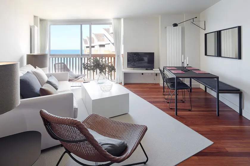 UNBEATABLE SEAFRONT BRAND NEW APARTMENT - Image 1