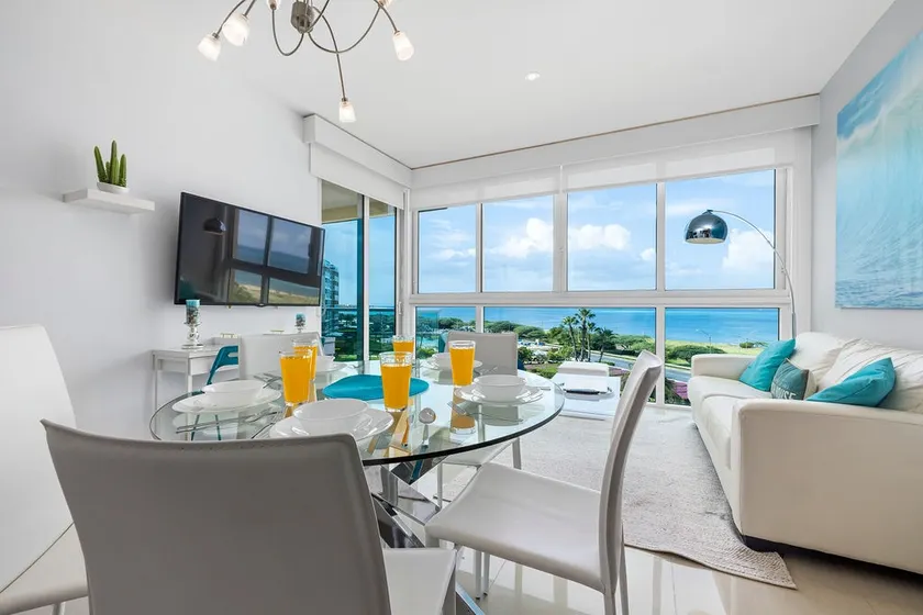 Amazing sunsets from a relaxing blue condo décor - Image 1