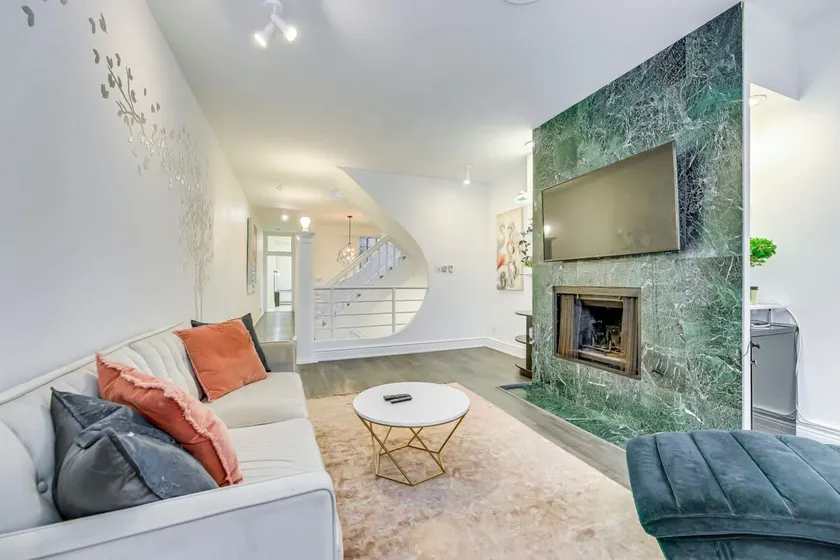 Stylish 2 Storey 2BR in Downtown Toronto - Image 1
